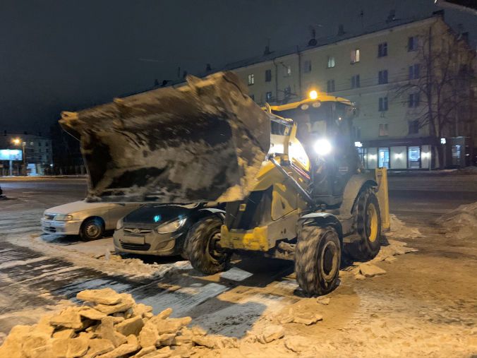 Уборка снега в Томске экскаватором погрузчиком