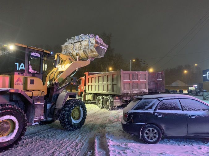 Фронтальный погрузчик на уборке снега в Томске