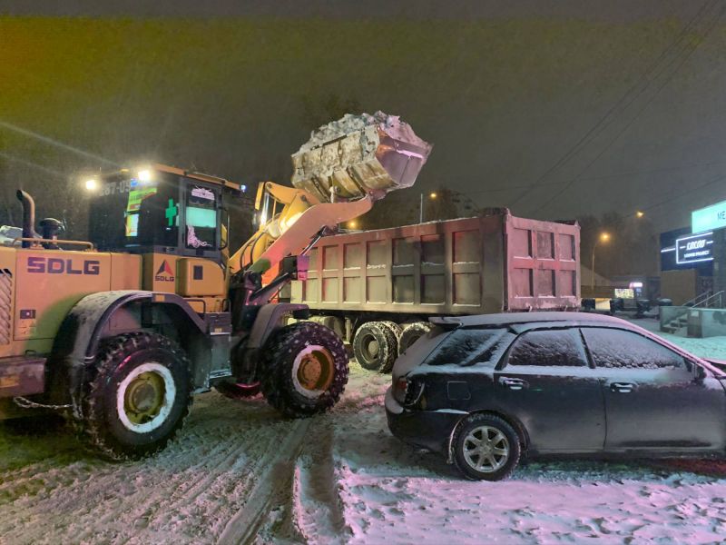 Уборка снега фронтальным погрузчиком в Томске